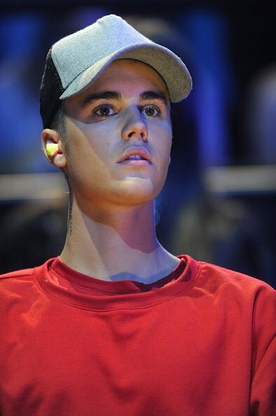 taesddaeng's tweet image. JUSTINS REACTION WHEN WE WON BIGGEST FANS AWARD IS THE MOST ADORABLE THING EVER #votebieber