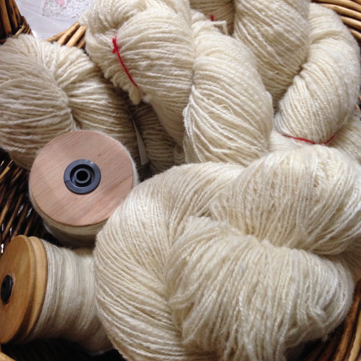 RCozyKnits's tweet photo. Finished spinning that spool and plied it. I will set twi... #handspinning #calred #wool  https://t.co/oBDtjsHGni https://t.co/hFKCYdqFbL