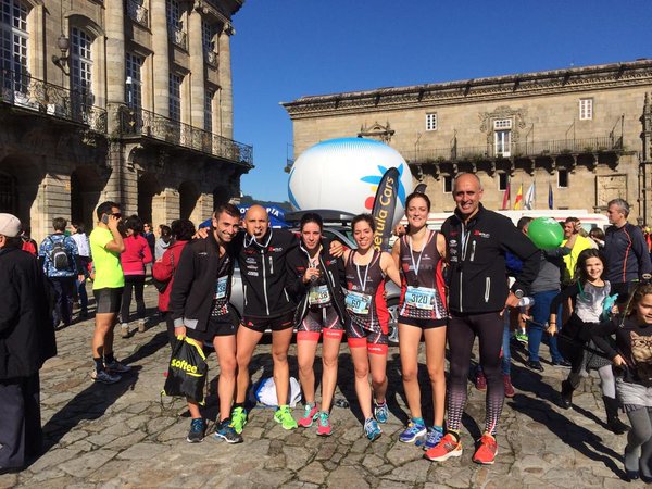 GonzacarFord's tweet photo. Os nosos #runners onte na carreira de Santiago de #Compostela @Pedro_Nimo @MaritoyLurditas @3andRun @castroseijas https://t.co/NRYCW0z7kX