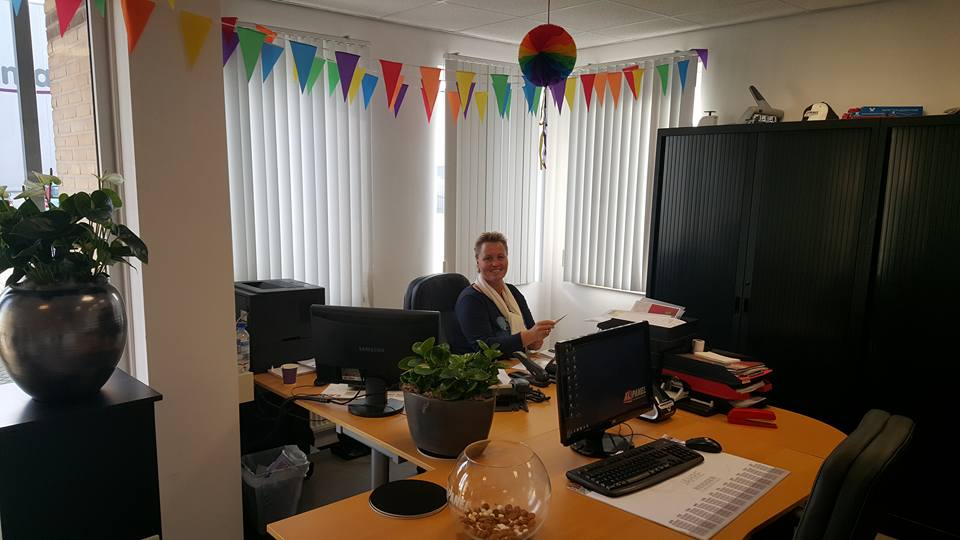 XLPANEL's tweet photo. Nancy vandaag 6 jaar in dienst bij XL-Panel! Dus om 10:00 lekker aan de saucijzenbroodjes #weekgoedbeginnen https://t.co/yYocyct2lA
