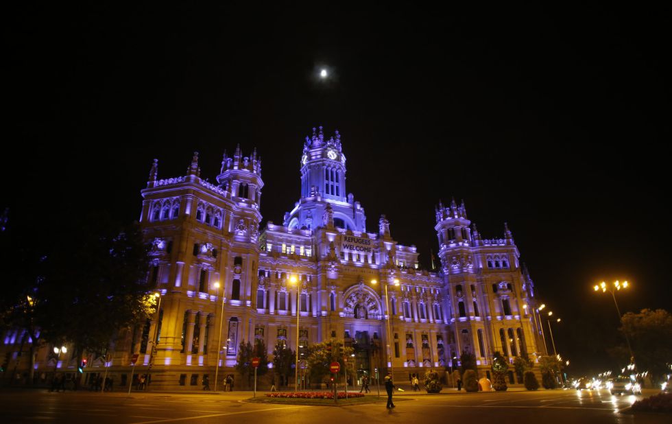 IYL2015_Spain's tweet photo. El mundo se vistió con esta luz azul para celebrar los 70 años de la @ONU_es, impulsora del @IYL2015 https://t.co/tO9b0kTUKS