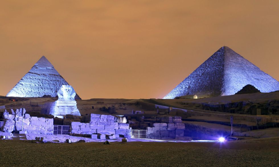 IYL2015_Spain's tweet photo. El mundo se vistió con esta luz azul para celebrar los 70 años de la @ONU_es, impulsora del @IYL2015 https://t.co/tO9b0kTUKS