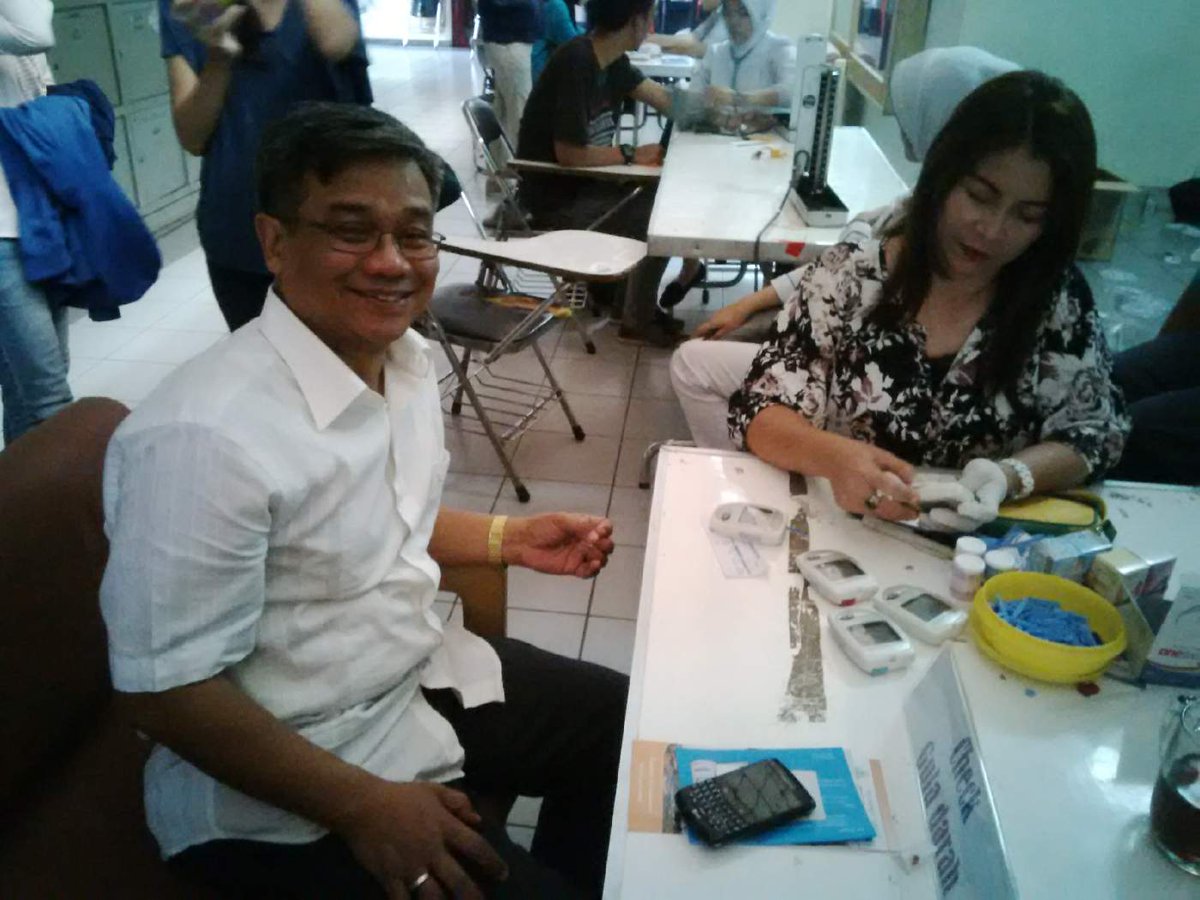 Pak rektor juga ikut cek kesehatan <a href="/Trilogi_Univ/">Universitas Trilogi Official</a>