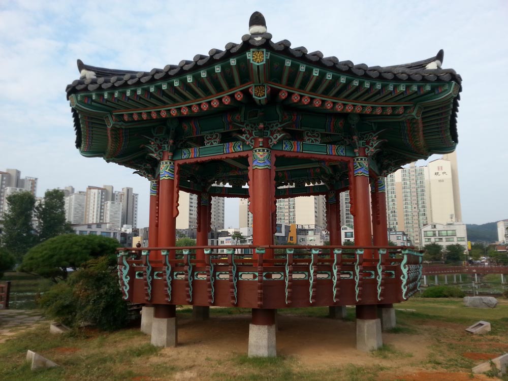 서산 중앙호수공원 내 서호정(팔각정)이 시민 휴식처로 거듭나기 위해 새단장을 마쳤습니다.