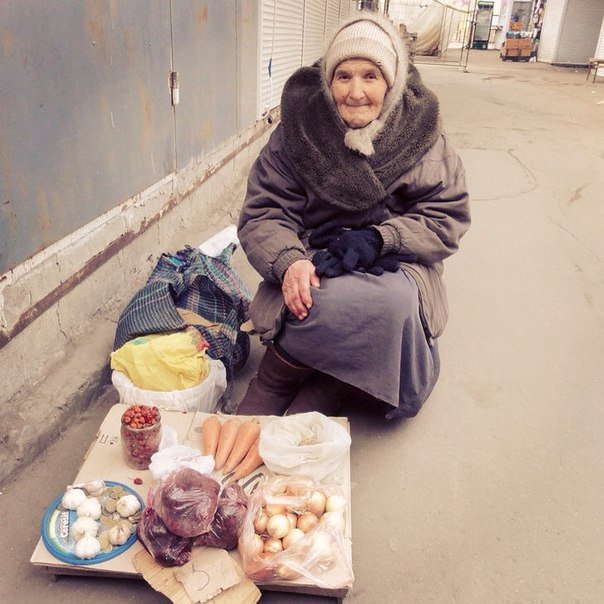 Телефон для пенсионеров. Бабушки на лавке. Смешные шутки для бабушек. Бабульки на скамейке. Старушка с мобильником.