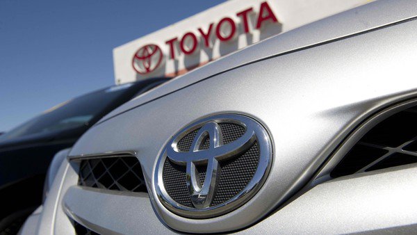 FT's tweet image. Toyota has dethroned scandal-hit Volkswagen as the world’s biggest car company by sales on.ft.com/1LWEZzg
