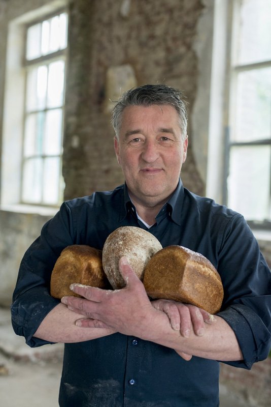 Brabantse thuisbakkers! Thuis nog eens rustig oefenen met brooddeeg?  Gebruik de boeken van <a href="/BijRobert/">Robert van Beckhoven</a> ! #hhb