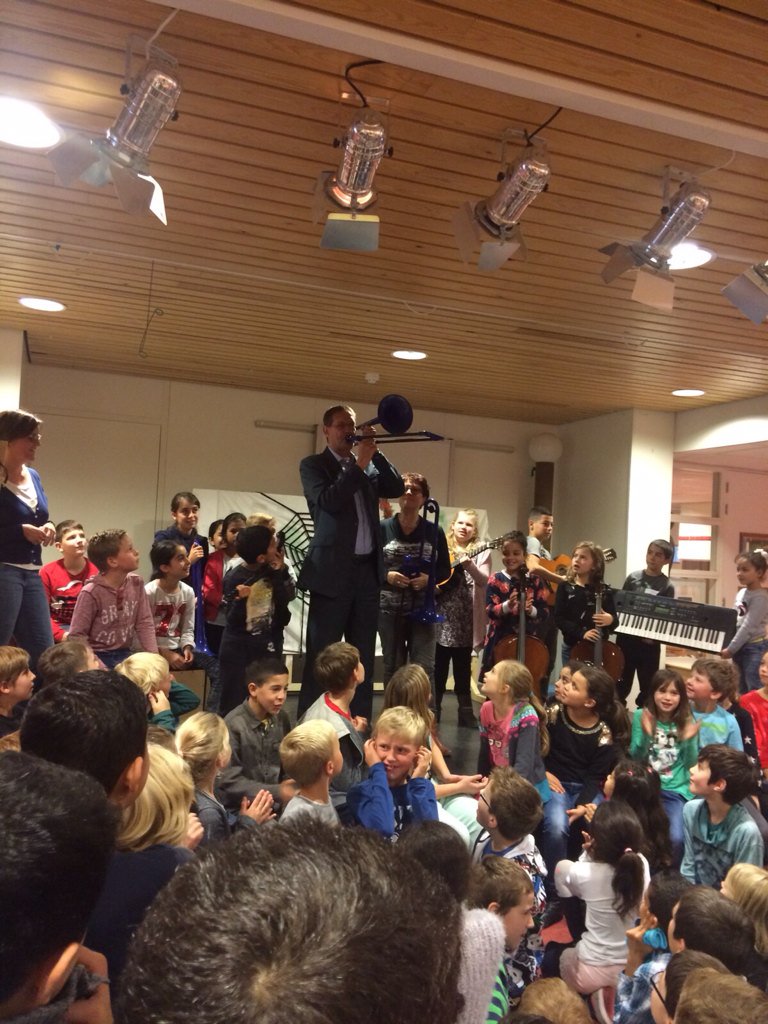 KloosterWoerden's tweet photo. Start Muziekles voor alle kinderen! Daar zit muziek in. Opening door Wethouder Bob Duindam op trombone! https://t.co/rvEKHeGw7I