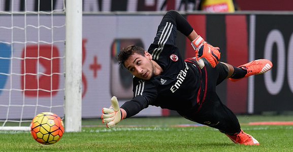 canaldeportv's tweet photo. #PerlitasDelFinde Donnarumma debutó en el arco del Milan con tan solo 16 años. Un futuro enorme. https://t.co/GjdmIn4XAx