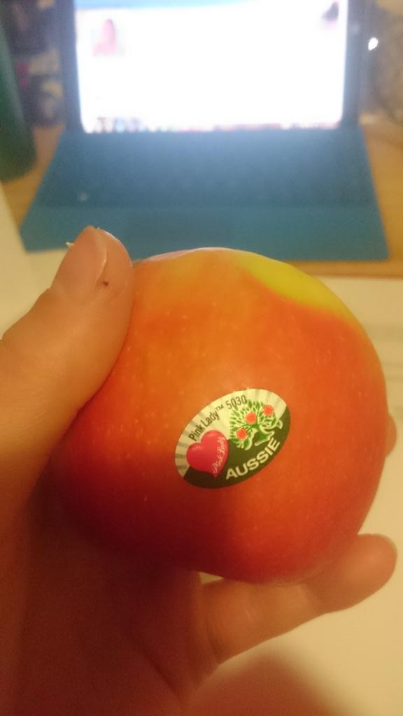 Your new video has made me crave apples all day! My mumma produced the goods with my favourite. Pink Lady 🎉🎉