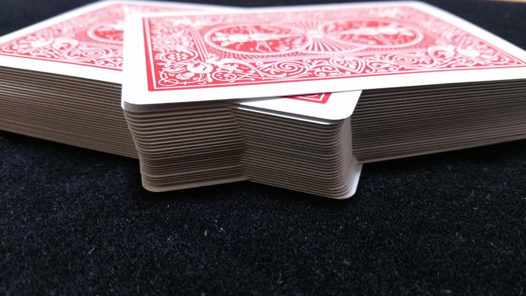 Nonno トラディショナリーカットとは ゴールドスタンダードでお馴染みだが 要は伝統的なカット方法で ここ年位に製造されたデックとそれ以前の物ではカット方法が違うためカードの 向き が違う フェイスを上かバックを上でカットかの違い T