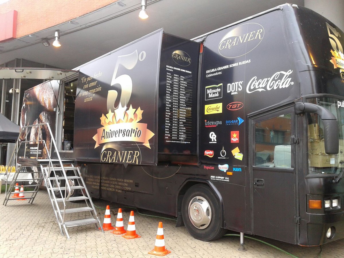 Pascual's tweet photo. Hoy el #GranierBus termina su recorrido en la estación de Atocha. ¡Os esperamos con @Bezoya_Agua y @pansGranier! https://t.co/z1Vjyghhkl