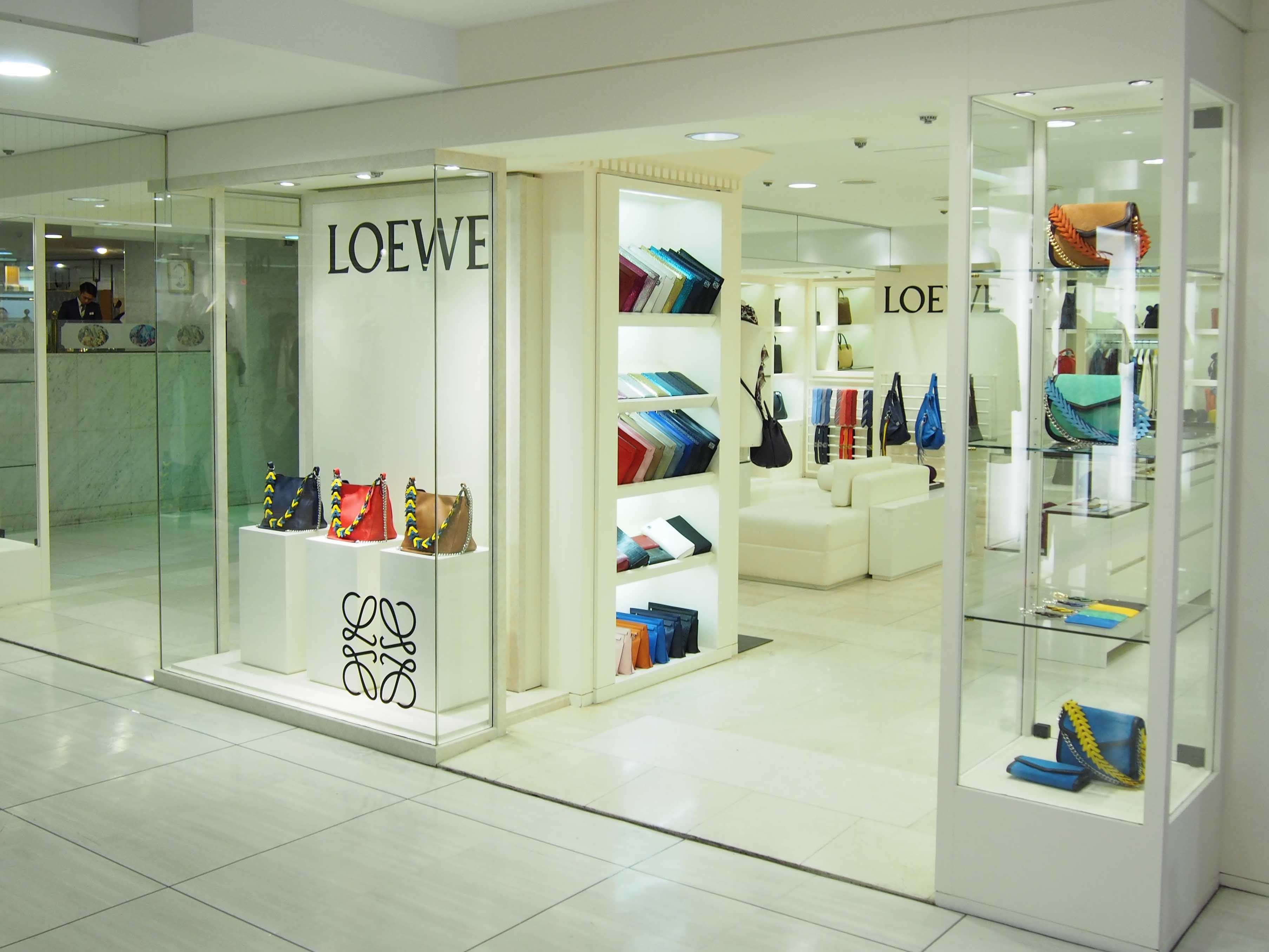 Loewe Japan ロエベ ジャパン 西武池袋本店 4階 南b11 に 新しいロエベ ストアがオープンしました ウィメンズ メンズバッグから革小物まで多彩なアイテムを取り揃えています ぜひお立ち寄りください T Co E5s7m2ln Twitter