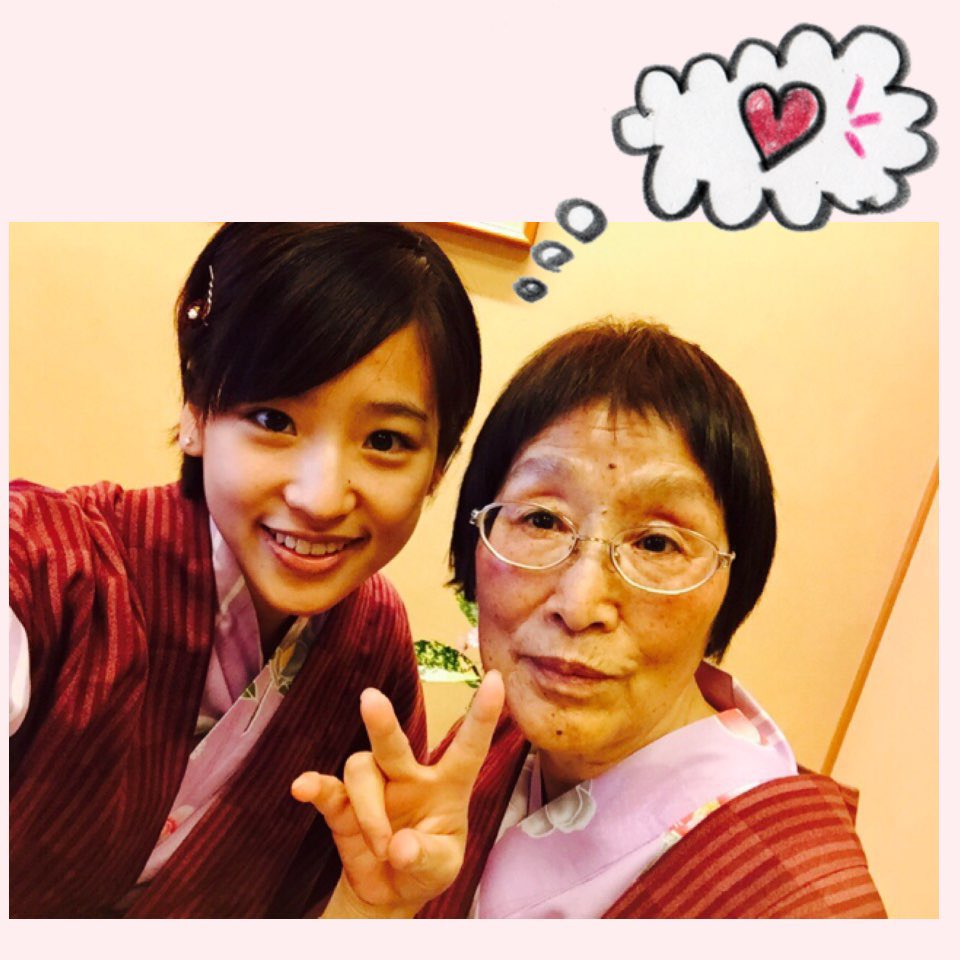 Haruka_NKGW10's tweet photo. Kalian lagi apa(?)sekarang aku mau makan malam sama nenek💓
みんなはなにしてるのー？
私はこれからおばあちゃんとご飯です(*^^*) https://t.co/byoLzxf6NH
