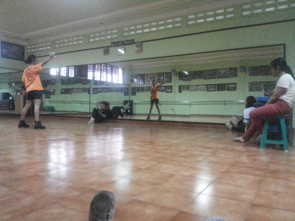 Aquila Dance Cover (@aquila_dc) on Twitter photo Rahel 'Hyunah' lagi di check sama eonnie2 nya 😄😄😄 fighting!!! Rahel 'Hyunah' lagi di check sama eonnie2 nya 😄😄😄 fighting!!!