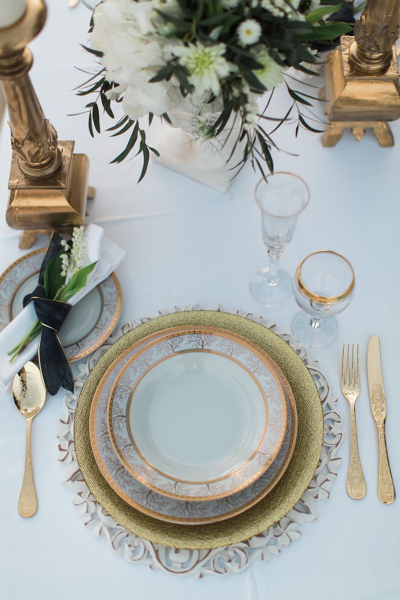 thediamondrock's tweet photo. Gold and grecian #table_setting ! How do you like it? #wedding #weddingplanner #decoration #style #santorini #Greece https://t.co/s9OrneWMD4