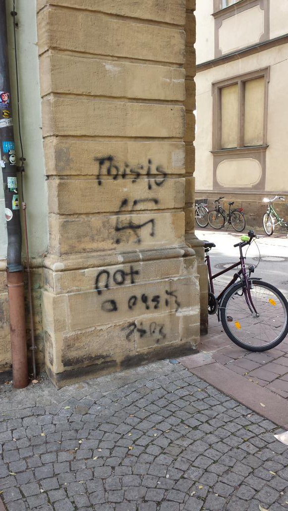 Rassistische Schmiererei an der Uni #bamberg. Innenstadt Austraße. #swastika #nottoracism #dasProblemheisstRassismus