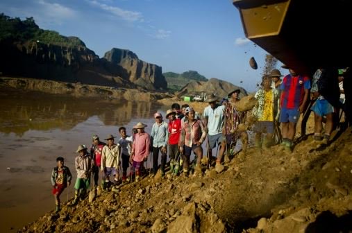 Global_Witness's tweet photo. #Myanmar's elite dig 'stone of heaven' from mines of hell - @AFP feature on new jade report https://t.co/yfM9av97fk https://t.co/m8UklDrHuR