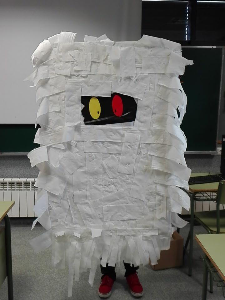 CiclosFerrari's tweet photo. Tenemos a los chicos del ciclo superior de animacion sociocultural y turistica trabajando #Halloween (María) https://t.co/b9dz0w7IQH