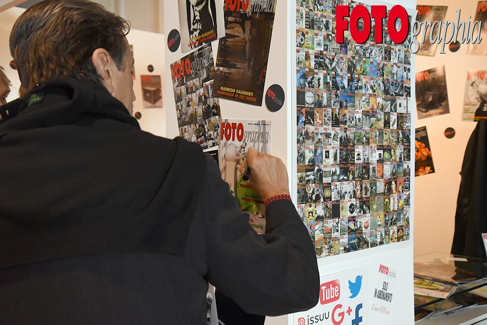 FOTOgraphia_com's tweet photo. Firme d'autore da #FOTOgraphiaONLINE al #Photoshow2015: @giovanni_gastel firma la sua copertina di FOTOgraphia https://t.co/22TTgAshLz