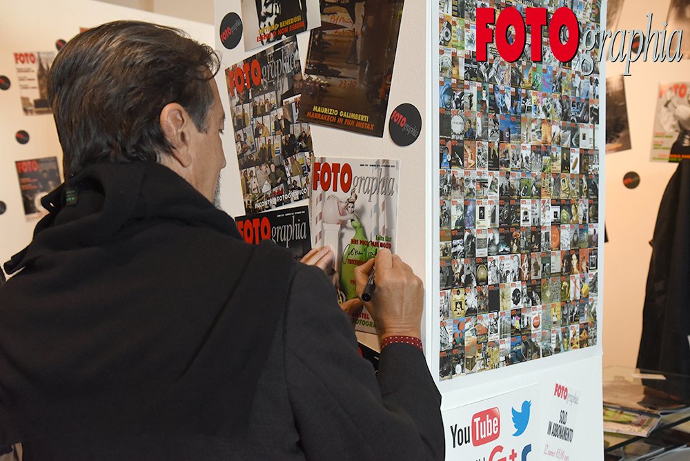 FOTOgraphia_com's tweet photo. Firme d'autore da #FOTOgraphiaONLINE al #Photoshow2015: @giovanni_gastel firma la sua copertina di FOTOgraphia https://t.co/22TTgAshLz