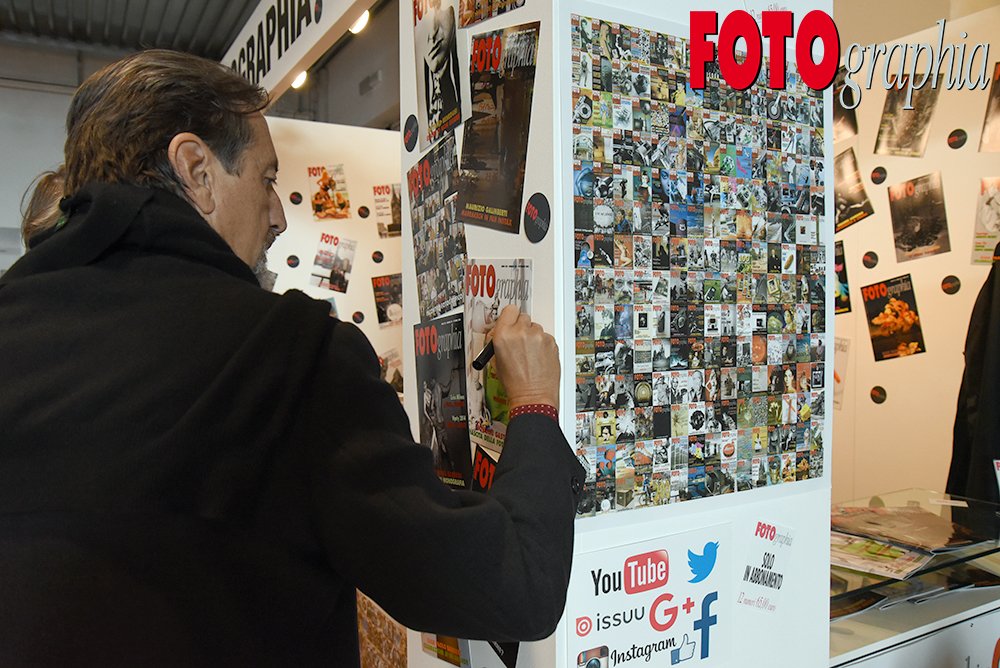FOTOgraphia_com's tweet photo. Firme d'autore da #FOTOgraphiaONLINE al #Photoshow2015: @giovanni_gastel firma la sua copertina di FOTOgraphia https://t.co/22TTgAshLz