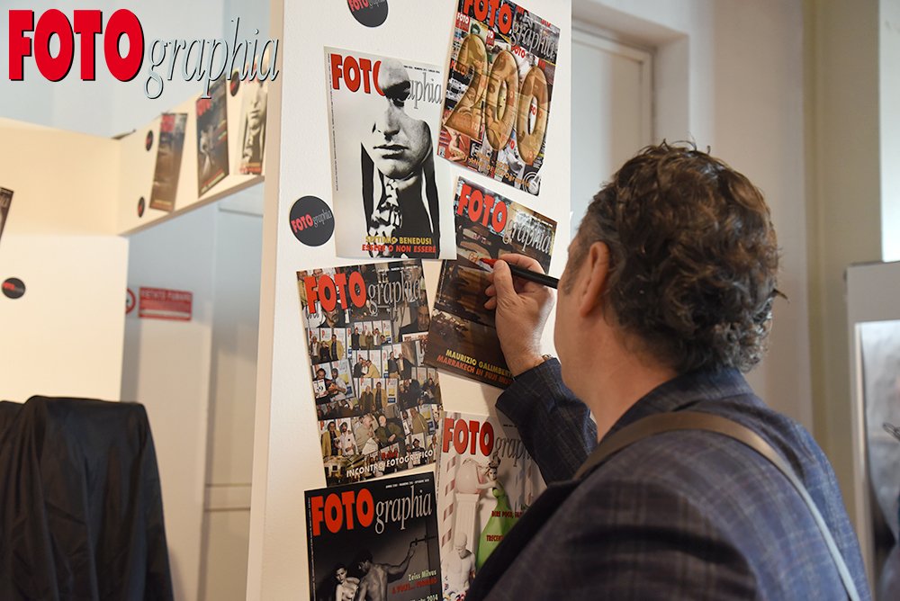 FOTOgraphia_com's tweet photo. Firme d'autore da #FOTOgraphiaONLINE al #Photoshow2015: @mauriziogalimbe firma la sua copertina di FOTOgraphia https://t.co/afAEF2YtXR