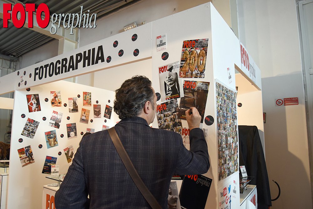 FOTOgraphia_com's tweet photo. Firme d'autore da #FOTOgraphiaONLINE al #Photoshow2015: @mauriziogalimbe firma la sua copertina di FOTOgraphia https://t.co/afAEF2YtXR