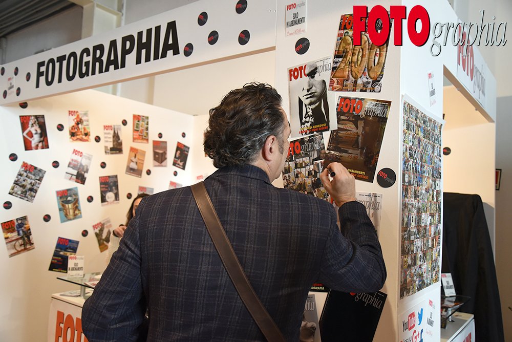 FOTOgraphia_com's tweet photo. Firme d'autore da #FOTOgraphiaONLINE al #Photoshow2015: @mauriziogalimbe firma la sua copertina di FOTOgraphia https://t.co/afAEF2YtXR
