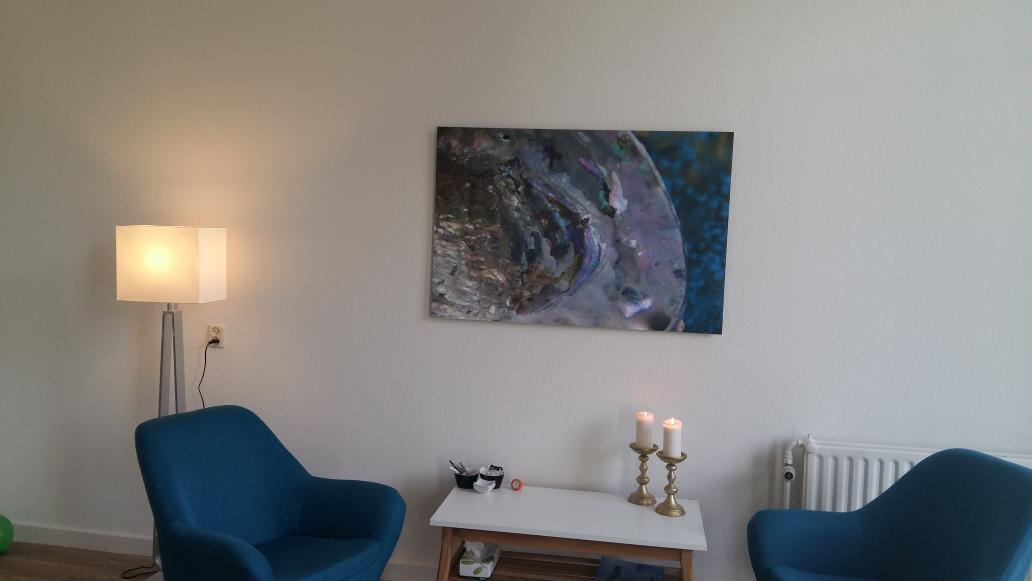 Heerlijk werken in mijn praktijk zo met kunst van <a href="/lotteveldt/">Lotsofcolor</a> aan de muur