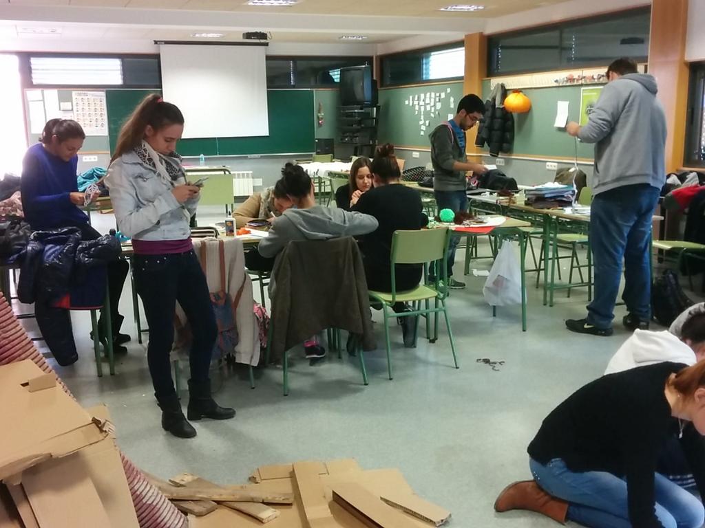 CiclosFerrari's tweet photo. Trabajando en los preparativos de la actividad del día jueves 29,para celebrar #Halloween #DiaDeLosMuertos (Adrián) https://t.co/pBFTPzyPm8
