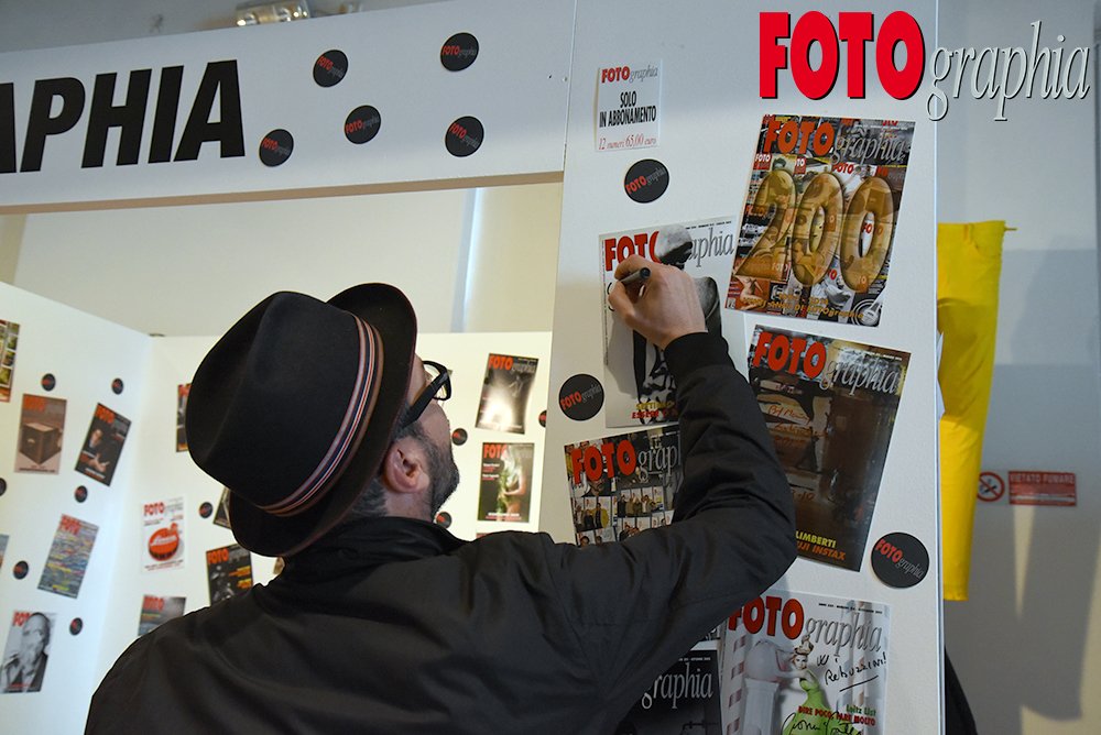 FOTOgraphia_com's tweet photo. Firme d'autore da #FOTOgraphiaONLINE al #Photoshow2015: @benedusi firma la sua copertina di FOTOgraphia #YES https://t.co/taGN7nSsN4