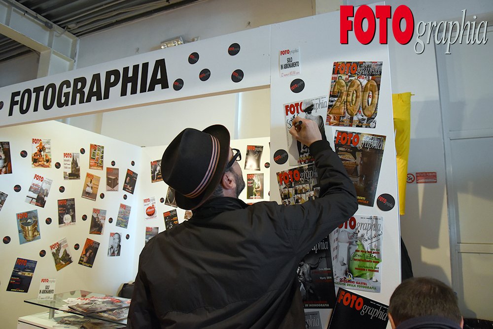 FOTOgraphia_com's tweet photo. Firme d'autore da #FOTOgraphiaONLINE al #Photoshow2015: @benedusi firma la sua copertina di FOTOgraphia #YES https://t.co/taGN7nSsN4