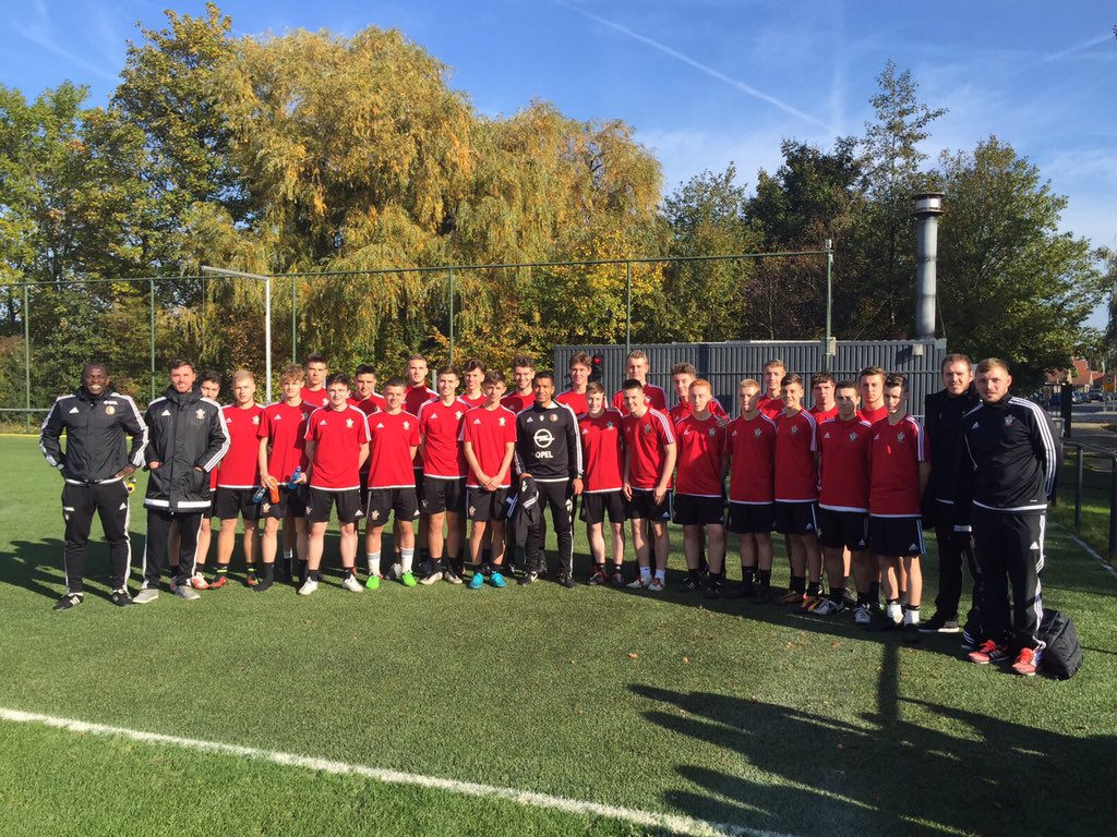PHOTO: Our @FLTFutsal scholars bumped into <a href="/KNVB/">KNVB</a> and <a href="/Feyenoord/">Feyenoord Rotterdam</a> legend <a href="/The_real_Gio/">Gio van Bronckhorst</a> this morning!