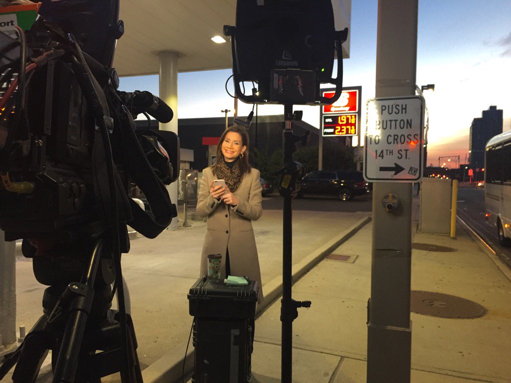tinatingnahchen's tweet photo. Sunrise and cheap gas, HAPPY MONDAY YALL! 👍🏼@RebeccaJarvis coming up live on @GMA. #outsideabc https://t.co/5H3vFRyvhL