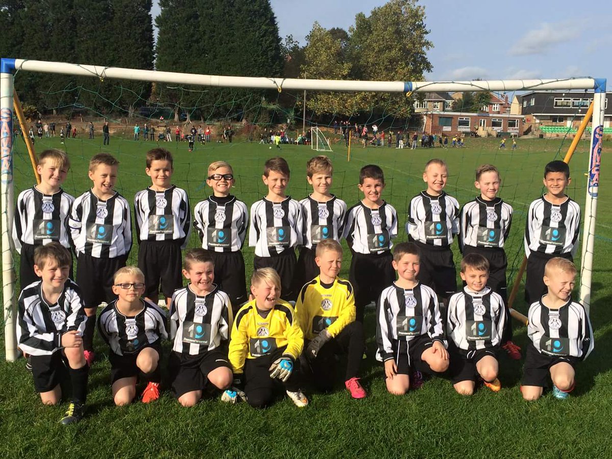 Premiere_Agency's tweet photo. @Premiere_Agency Personnel are proud sponsors of Hoyland Town JFC https://t.co/6KvTRliUCw
