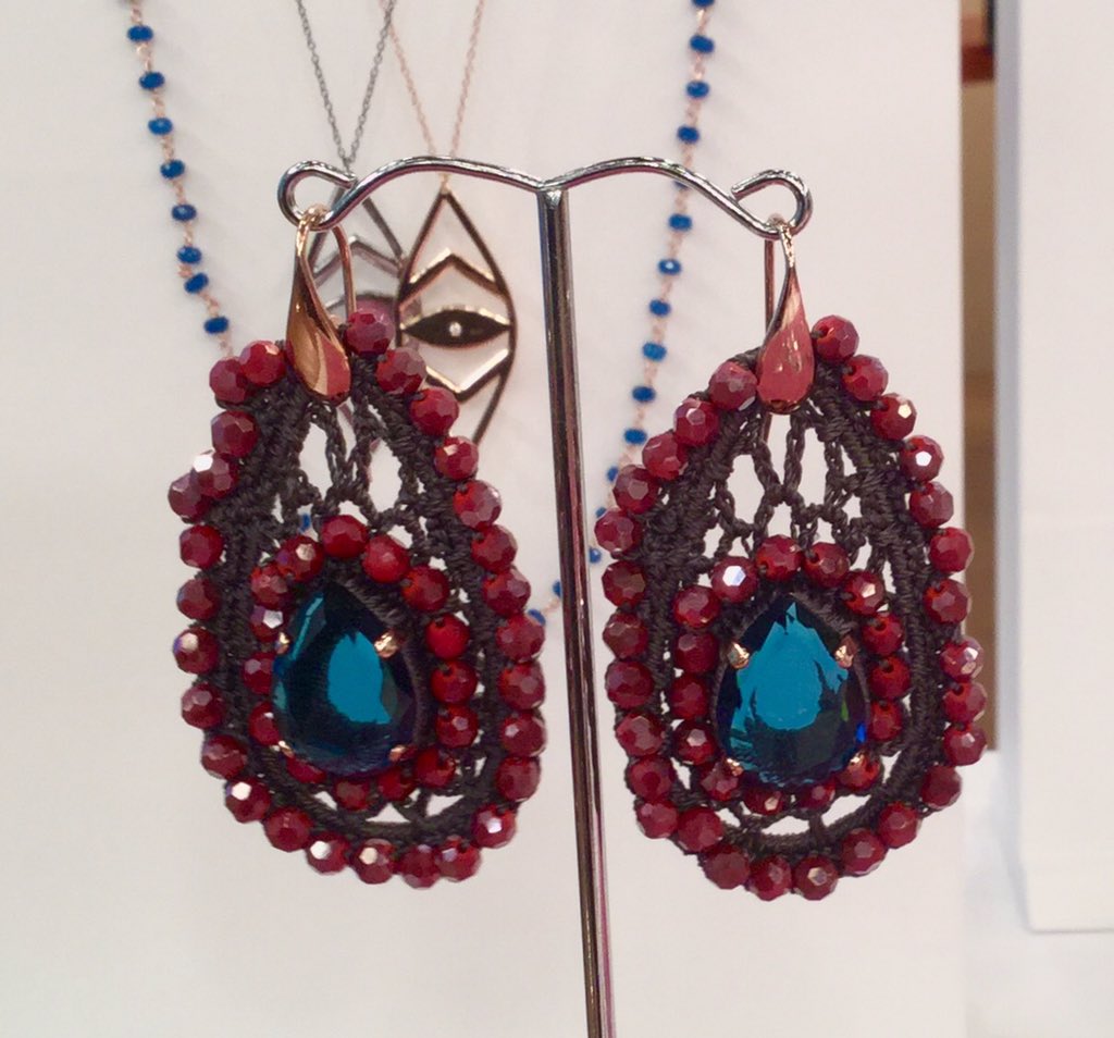 Καντε retweet στην φωτο και κερδιστε τα σκουλαρικια απο την Α Μ Μαζαρακη