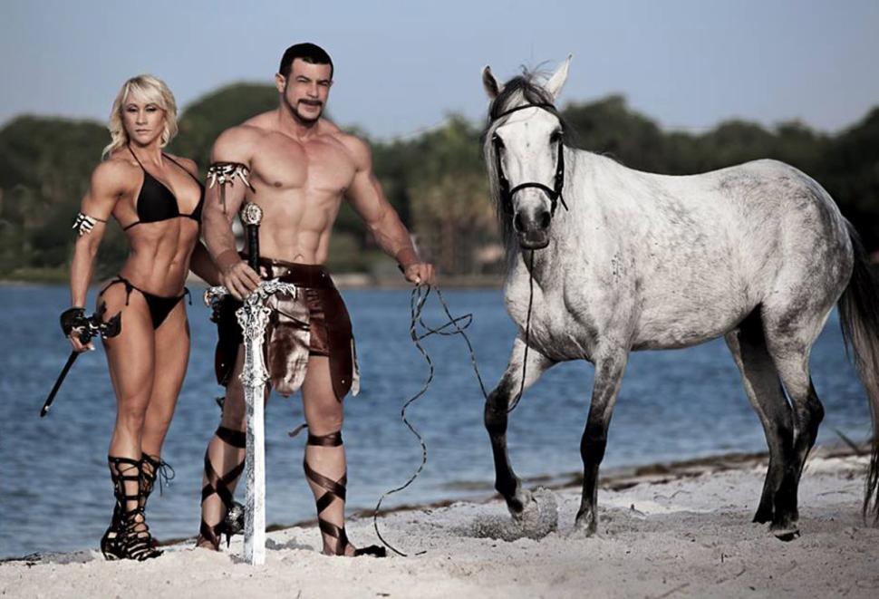 1 мужчина 1 конь. Мужчина на лошади. Мускулистая лошадь. Мужчина и женщина на коне. Мужчина на коне.