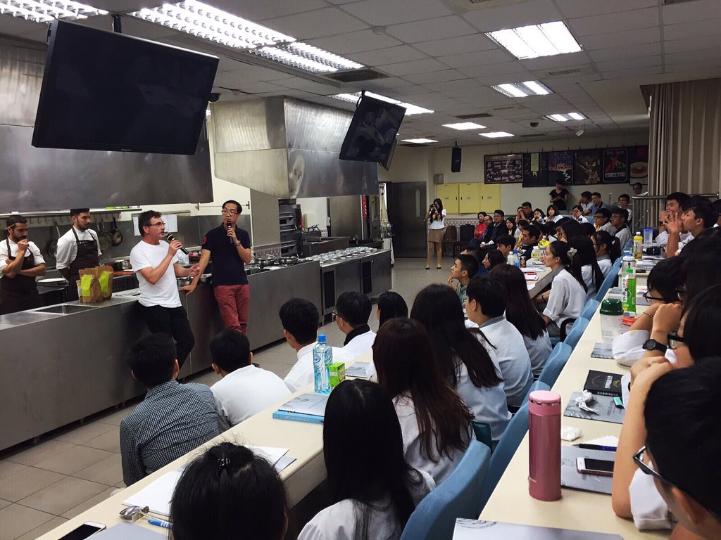 Mugaritz's tweet photo. Hoy dando unas charlas en la National Kaohsiung University of Hospitality and Tourism. https://t.co/Rah4HR5DRx