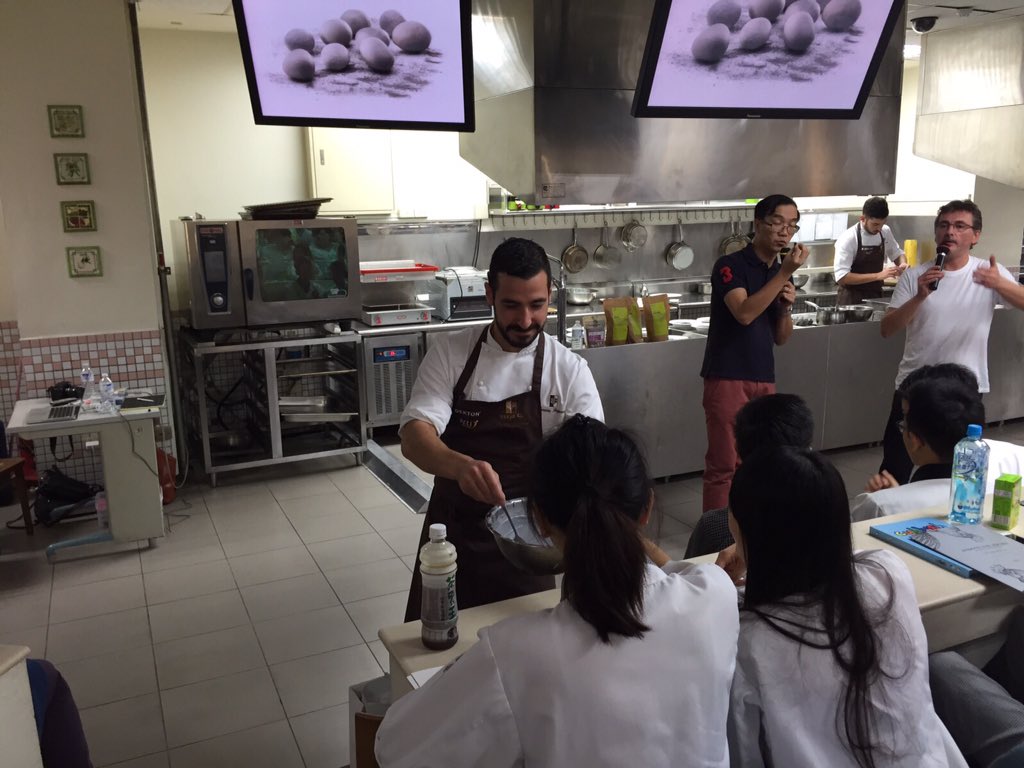 Mugaritz's tweet photo. Hoy dando unas charlas en la National Kaohsiung University of Hospitality and Tourism. https://t.co/Rah4HR5DRx