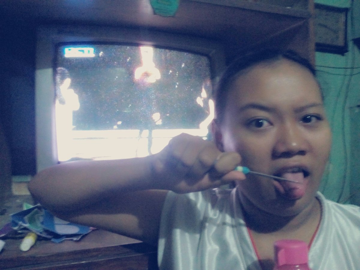 Indhah_Kechee's tweet photo. #SILETAWARDS2015  #SelfieTersilet  sampe2 lidahnya d silet.. :-) https://t.co/lj43g8VrKY