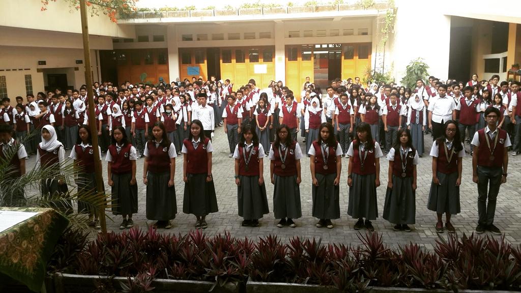 Upacara serah terima jabatan pengurus OSIS SMA Taruna Bakti.