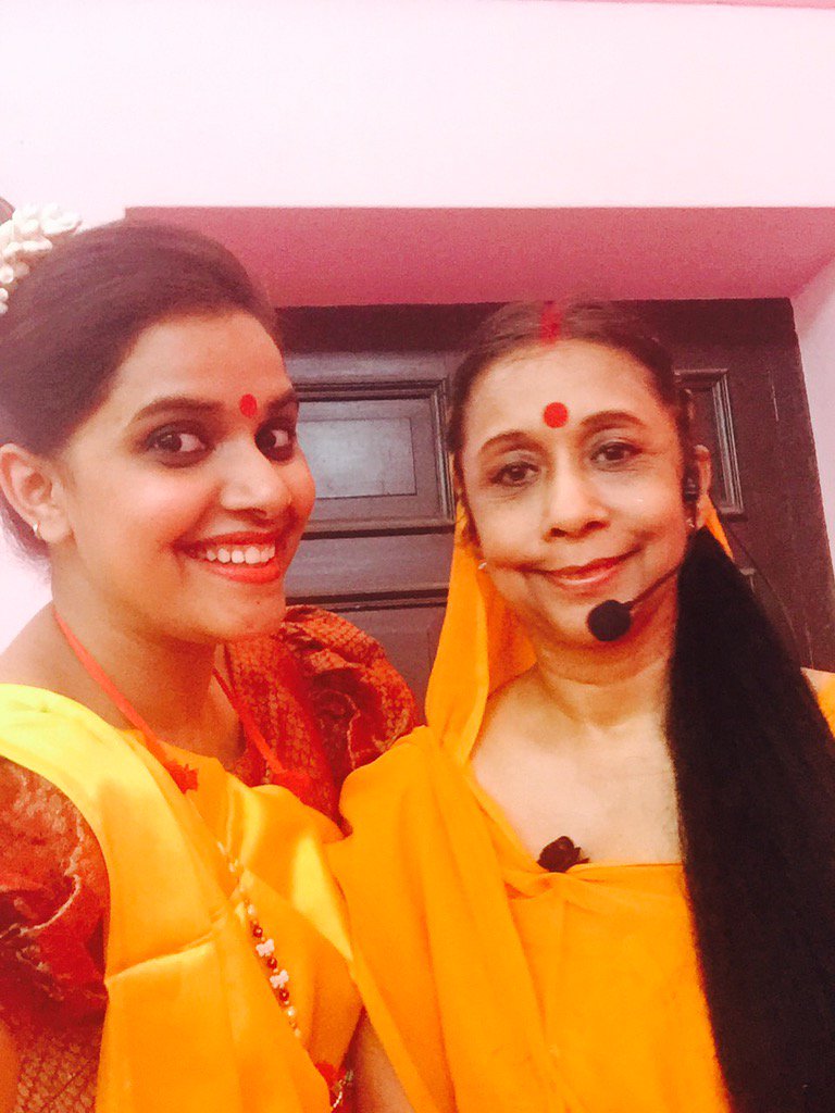 MirchiAnjali's tweet photo. Backstage Fun with My fav ladies at Bihar council of Women #Diwalimilan #Modernramayan https://t.co/QXtBfQ1otF