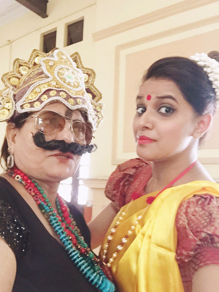MirchiAnjali's tweet photo. Backstage Fun with My fav ladies at Bihar council of Women #Diwalimilan #Modernramayan https://t.co/QXtBfQ1otF