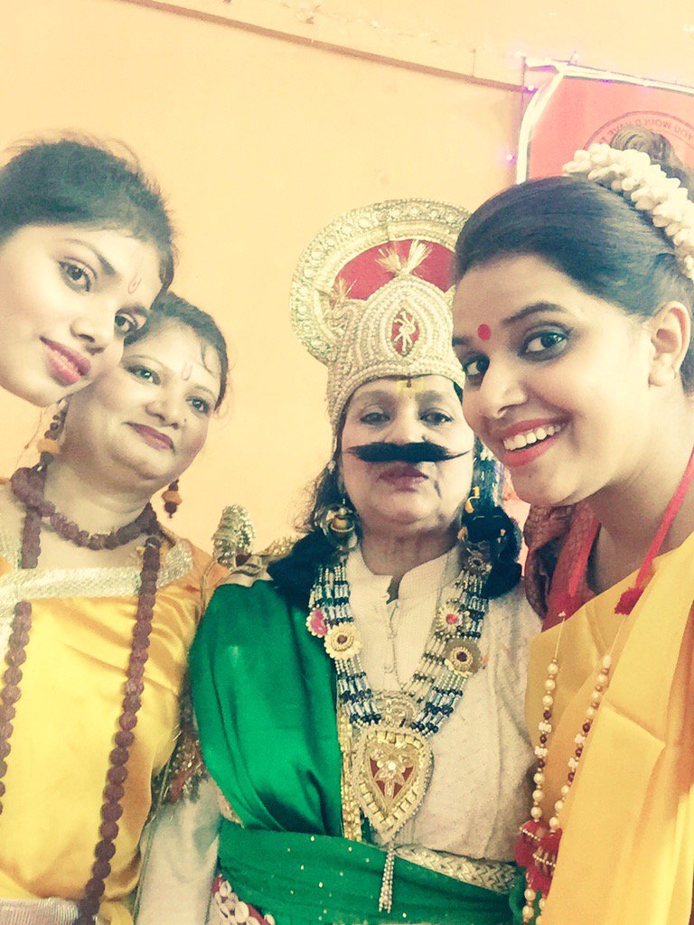 MirchiAnjali's tweet photo. Backstage Fun with My fav ladies at Bihar council of Women #Diwalimilan #Modernramayan https://t.co/QXtBfQ1otF