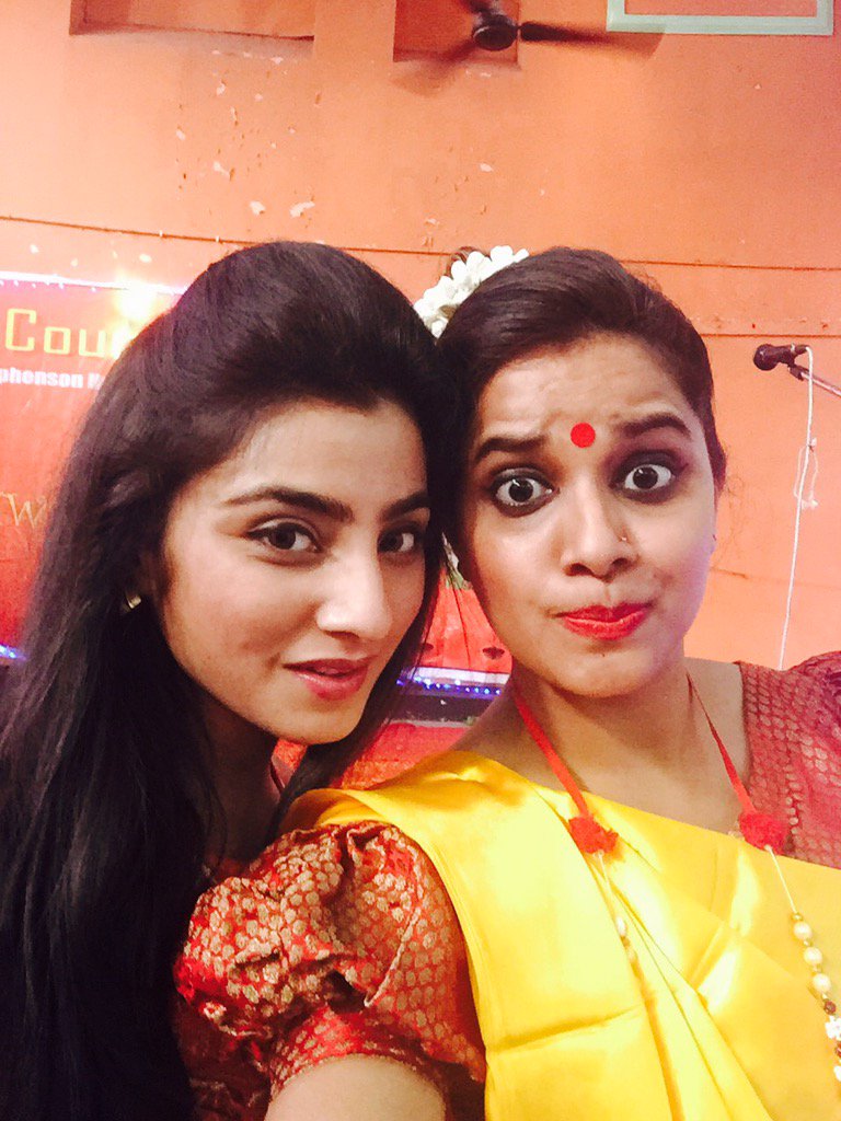 MirchiAnjali's tweet photo. Backstage Fun with My fav ladies at Bihar council of Women #Diwalimilan #Modernramayan https://t.co/QXtBfQ1otF