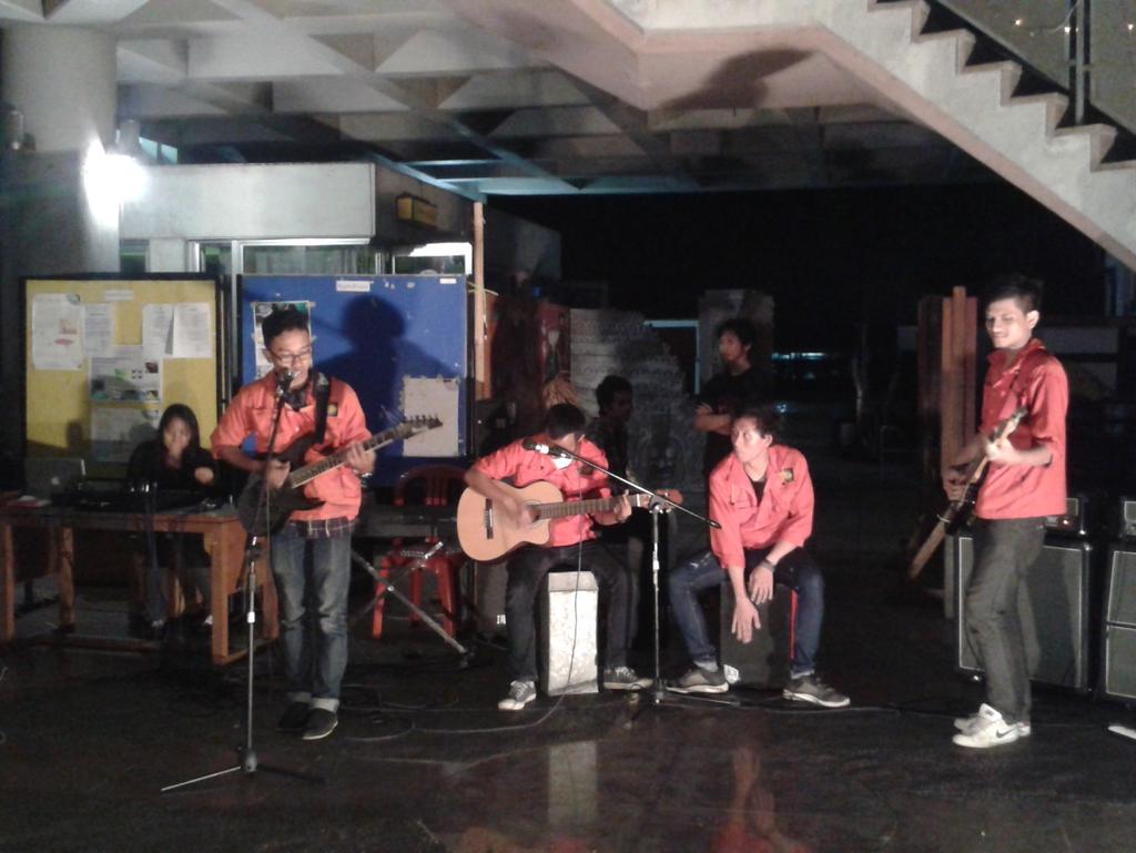 The Barter dari <a href="/terraitb/">HIMA TG "TERRA" ITB</a> sedang menampilkan lagu pertama mereka. yang penasaran yuk merapat!!