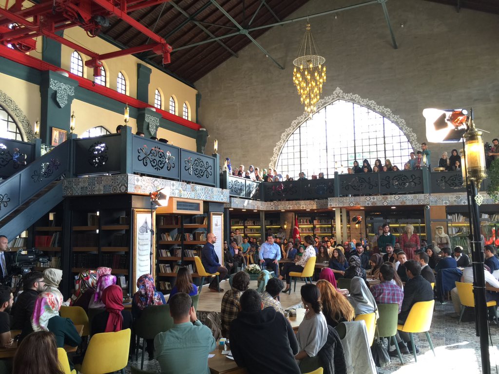 Başbakanımız <a href="/Ahmet_Davutoglu/">Ahmet Davutoğlu</a> gençlerle.Çok yayın oldu ama bunda ben de çok heyecanlıyım. :) <a href="/yildarado/">Yıldıray Oğur</a> <a href="/cerenkenar/">Ceren Kenar</a>