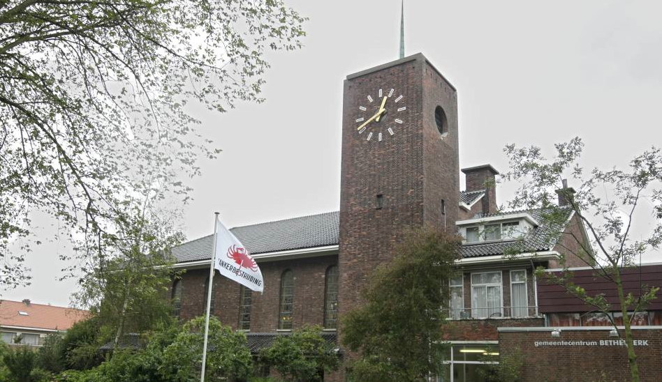 Kerknieuws's tweet photo. Buurtbewoners tegen geplande sloop #Bethelkerk in Den Haag: https://t.co/tjd0avEoml https://t.co/voBRWlr4e0