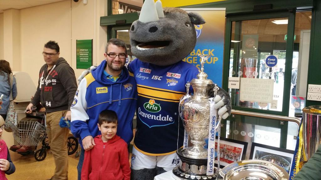 rhinosunited's tweet photo. Me and Ryan with @OneRonnieRhino @leedsrhinos #back2backrhinos https://t.co/kMGz4r8uvg